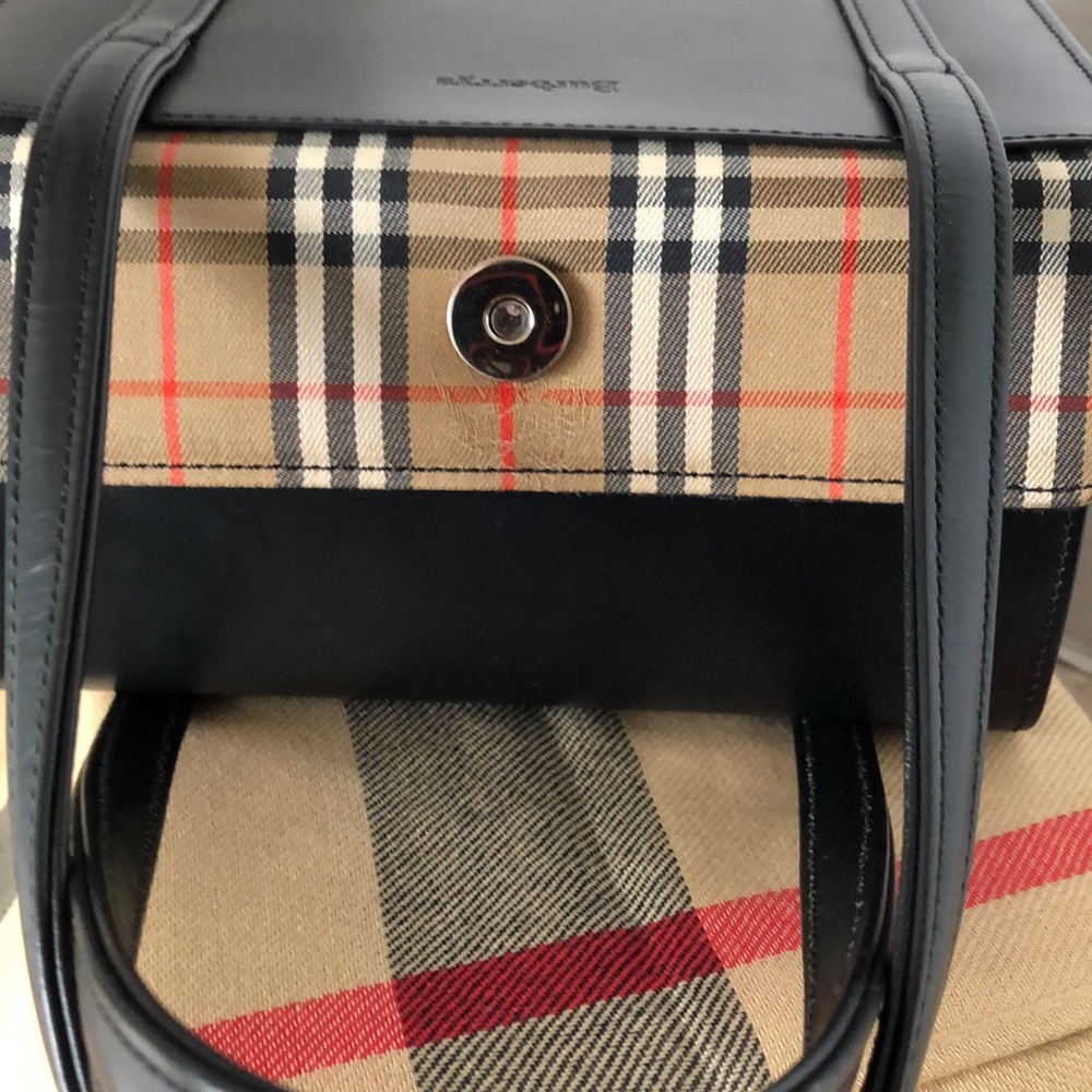 RARE AUTHENTIC/BURBERRY NOVA CHECK LEATHER HANDBAG BY SANYO SHOKAI. - Picture 12 of 17
